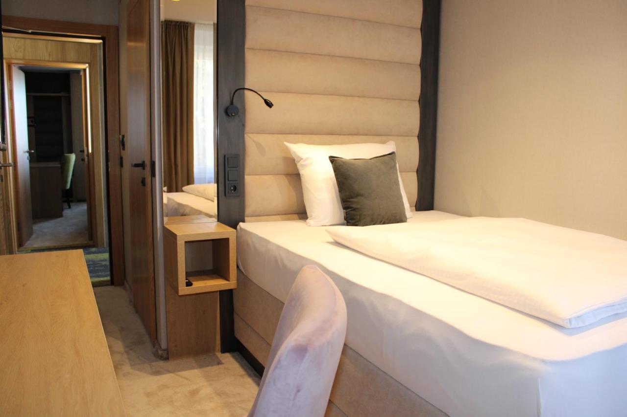 Hotel Reutlinger Hof รอยท์ลิงเงน ภายนอก รูปภาพ